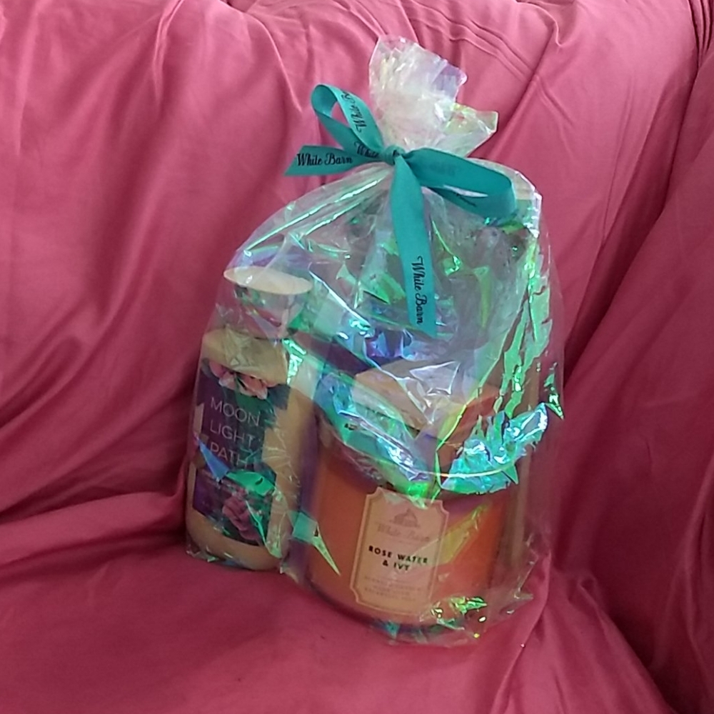 White Barn Gift Set  New in Package